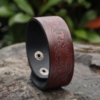 Braunfarbendes Armband mit Wikinger Motiven aus Leder