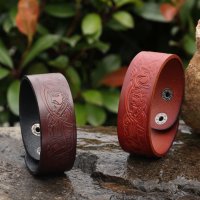 Braunfarbendes Armband mit Wikinger Motiven aus Leder