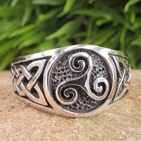 Triskele Ring verziert mit keltische Knoten aus 925 Sterling Silber